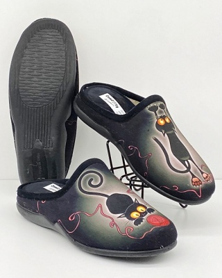 Wygodne kapcie damskie Comfooty D17 SER.221-206 czarne + koty, tęgość K