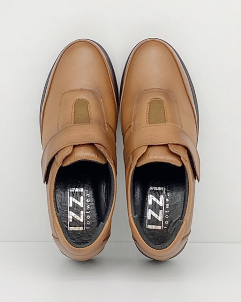 Skórzane półbuty damskie na rzepę Izzi 0055-F-51 brązowe, tęgość F-G