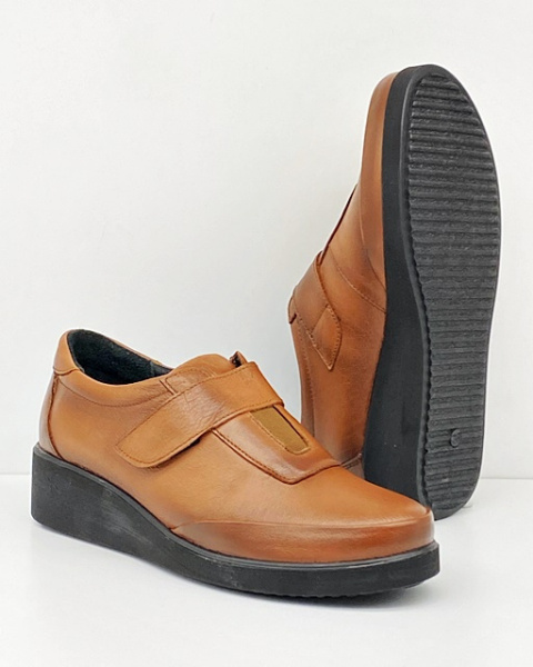 Skórzane półbuty damskie na rzepę Izzi 0055-F-51 brązowe, tęgość F-G