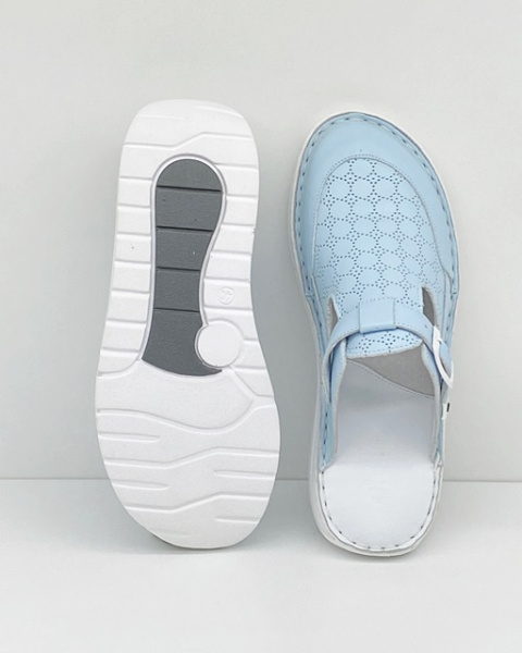 klapki z zakrytym czubkiem