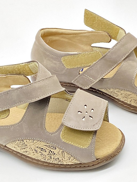 szerokie bezowe sandały