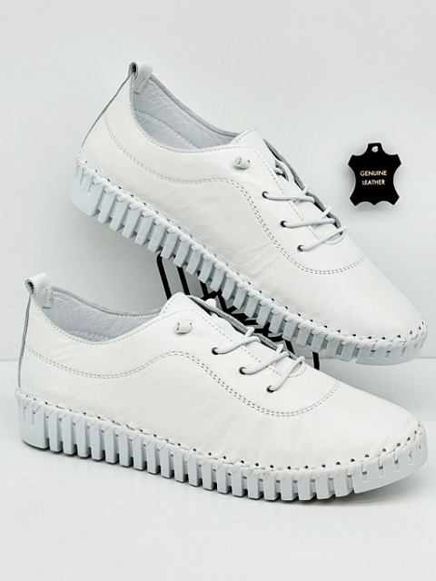 skórzane białe tenisówki