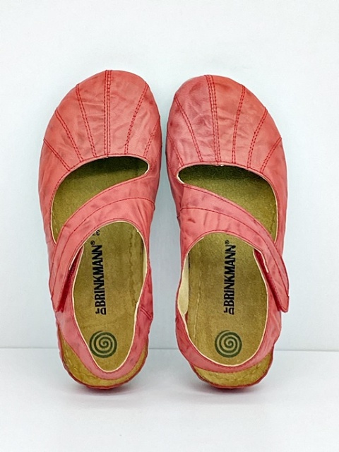 sandały z zakrytymi plcami