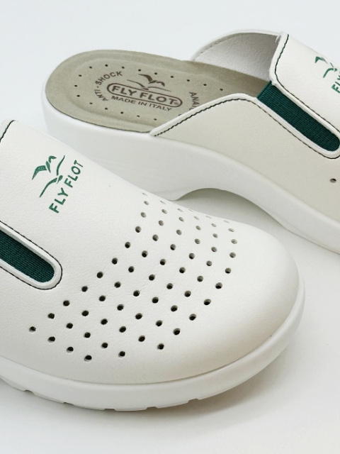 białe klapki damskie