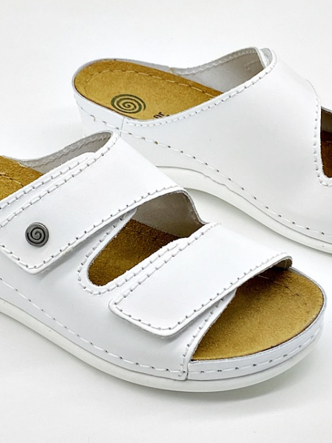 Skórzane klapki na koturnie Dr Brinkmann 700617-03 białe, regulowana tęgość G