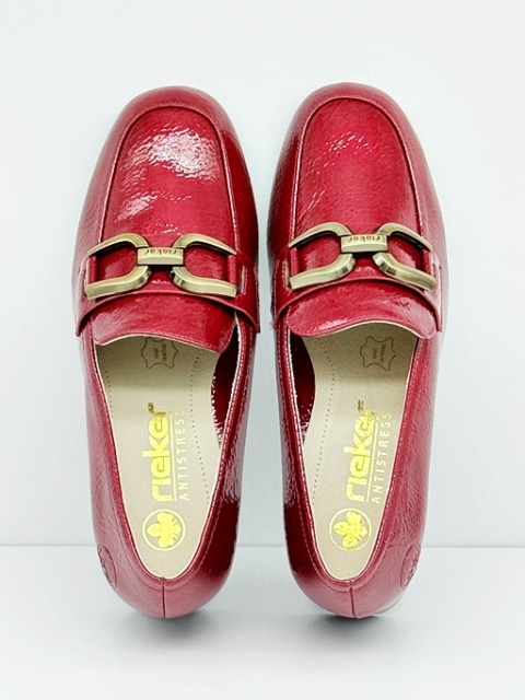 czerwone buty na delikatne stopy