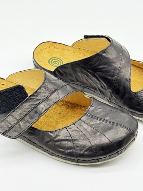 Dr Brinkmann 700762-01 czarne, szerokie klapki z zakrytymi palcami, tęgość H