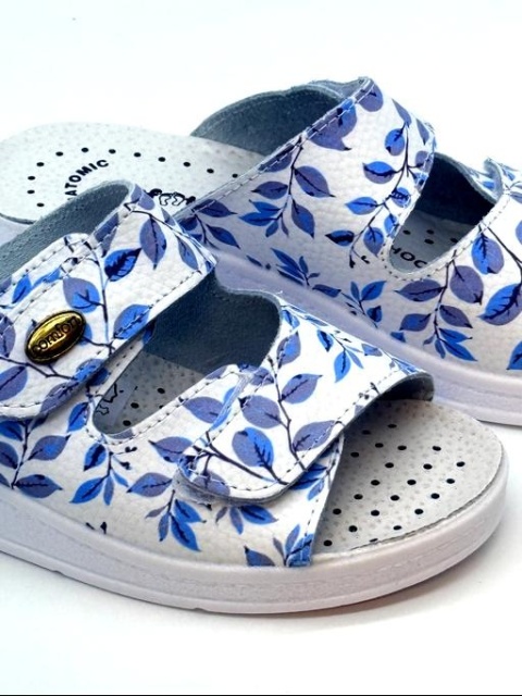 Klapki damskie Comfooty Giulia Fant.57 białe/niebieskie listki - regulowana tęgość G-H