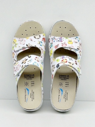 Kolorowe klapki medyczne damskie Nursing Care VIENA WG8F57 sowy, średnia tęgość H