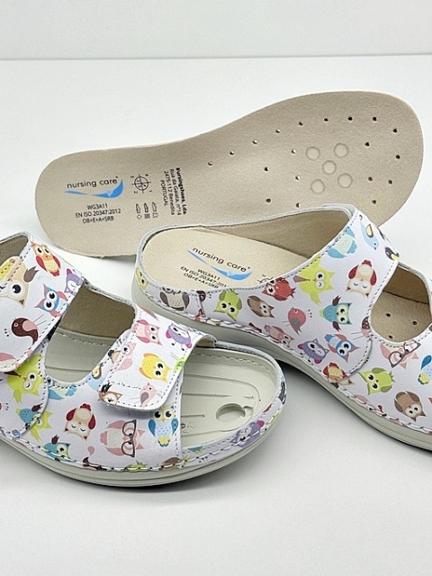 Kolorowe klapki medyczne damskie Nursing Care VIENA WG8F57 sowy, średnia tęgość H