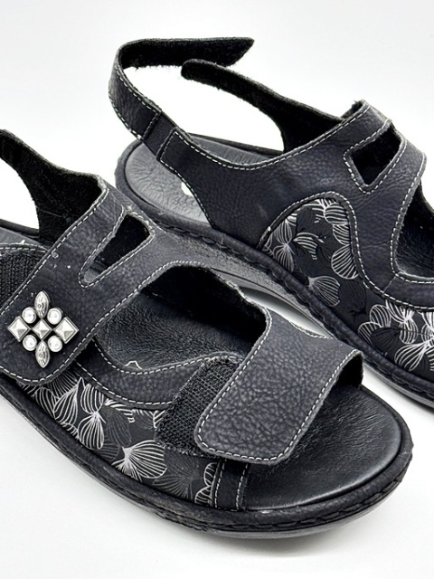 szerokie sandały przy haluksach