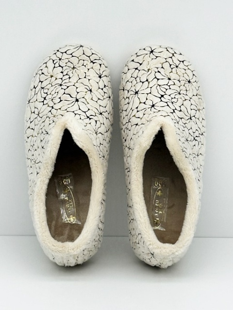 wysokie zakrywajace palce i piętę