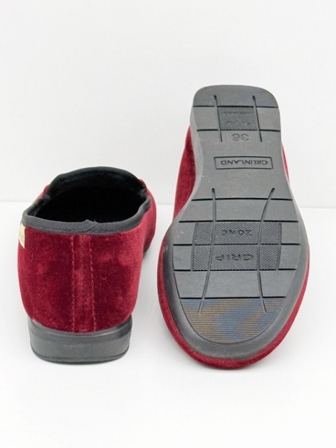 domowe kapcie w kolorze wina