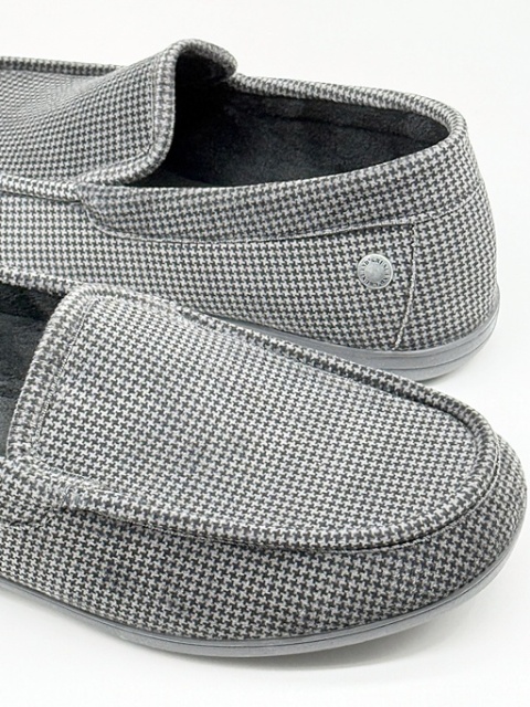 szerokie domowe obuwie męskie