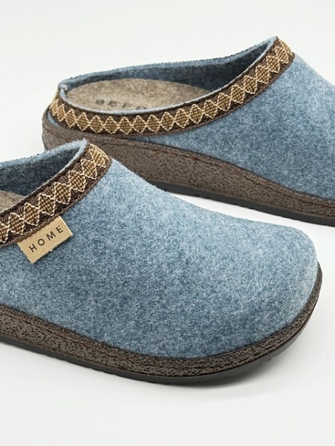 niebieskie kapcie z filcu