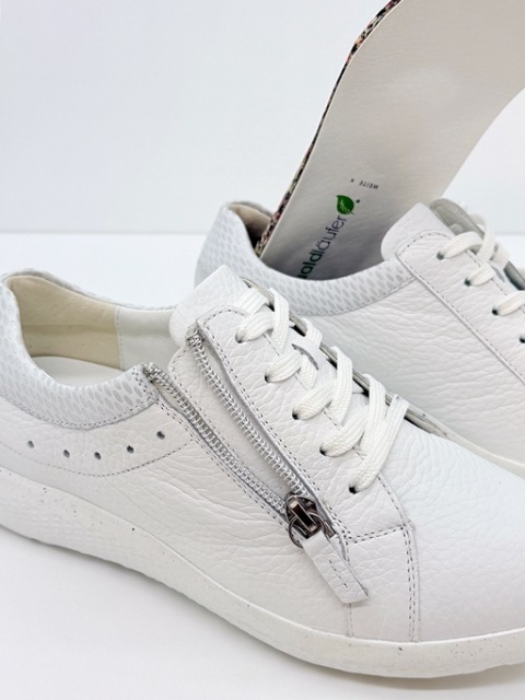 białe skórzane buty sportowe