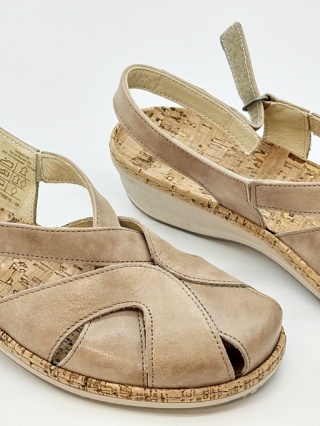 Damskie sandały z zakrytymi palcami Suave 720016-08 beżowe, duża tęgość K