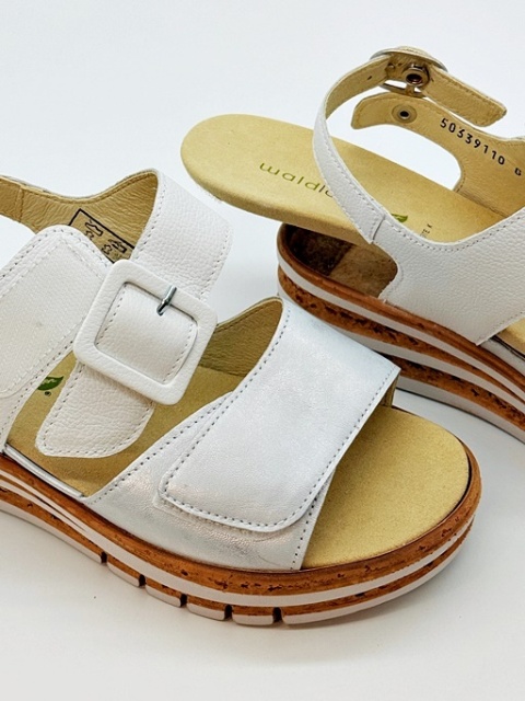 sandały na koturnie białe