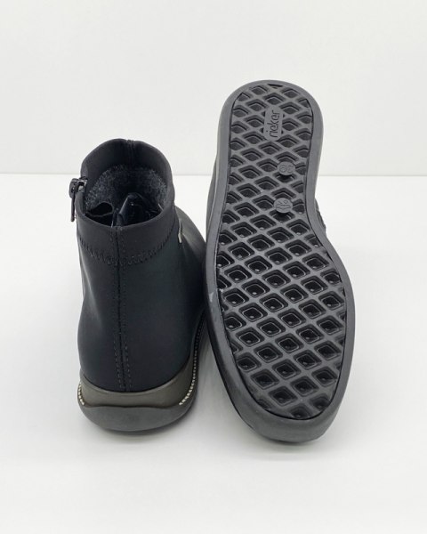 Czarne obuwie na jesień