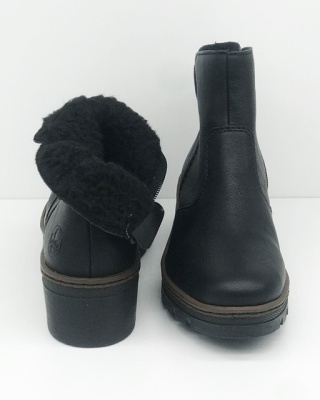 Krótkie botki na korurnie Rieker X9165-00 czarne, tęgość F 1/2