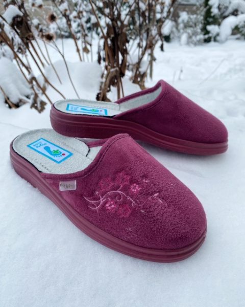 szerokie pantofle domowe