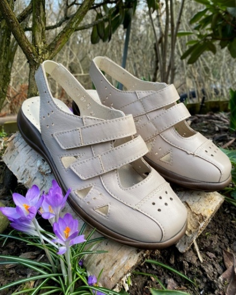 szerokie sandały dla seniorki